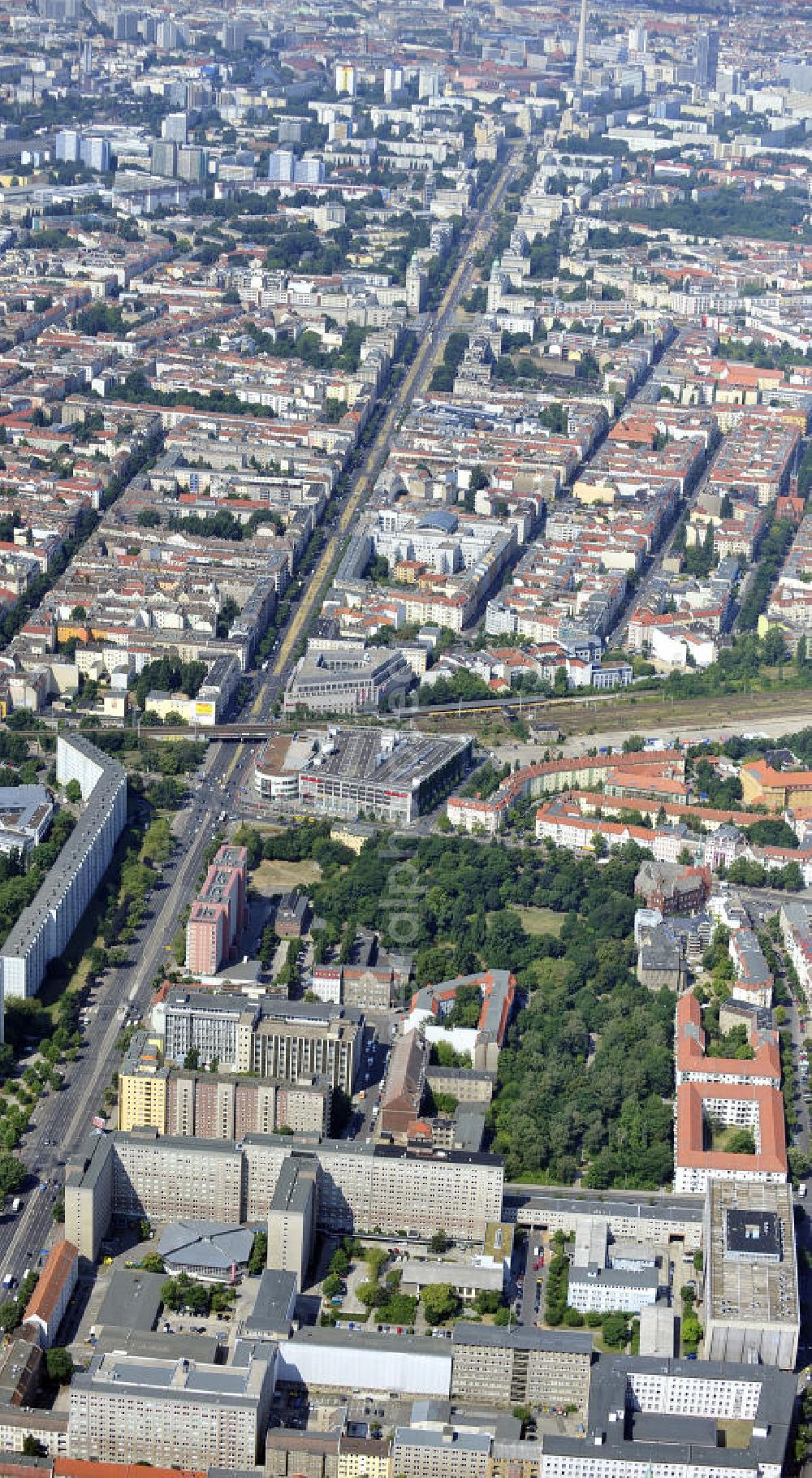 Aerial photograph Berlin - Blick auf die Forschungs- und Gedenkstätte Normannenstraße / Ruschestrasse, der ehemaligen Zentrale des Ministeriums für Staatssicherheit ( MfS ). Sie ist eine Forschungs- und Gedenkstätte zum politischen System der DDR. Die Ausstellung umfasst die Amts- und Arbeitsräume des ehemaligen Ministers für Staatssicherheit Erich Mielke. Träger ist der Verein Antistalinistische Aktion Berlin-Normannenstraße e. V. (ASTAK), die im Sommer 1990 von Bürgerrechtlern in Berlin gegründet wurde. Ihr Ziel ist die Förderung des Aufbaus der Gedenkstätte als Zentrum zur Sammlung, Bewahrung, Dokumentation, Aufarbeitung und Ausstellung von Sachzeugnissen sowie themenbezogener Forschungsarbeit zur DDR. View of the former headquarters of the Ministry for State Security (Stasi) of the GDR.