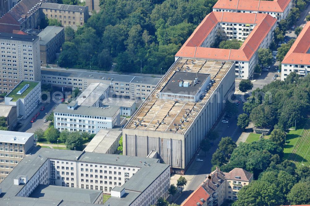 Berlin Lichtenberg from the bird's eye view: Blick auf die Forschungs- und Gedenkstätte Normannenstraße / Ruschestrasse, der ehemaligen Zentrale des Ministeriums für Staatssicherheit ( MfS ). Sie ist eine Forschungs- und Gedenkstätte zum politischen System der DDR. Die Ausstellung umfasst die Amts- und Arbeitsräume des ehemaligen Ministers für Staatssicherheit Erich Mielke. Träger ist der Verein Antistalinistische Aktion Berlin-Normannenstraße e. V. (ASTAK), die im Sommer 1990 von Bürgerrechtlern in Berlin gegründet wurde. Ihr Ziel ist die Förderung des Aufbaus der Gedenkstätte als Zentrum zur Sammlung, Bewahrung, Dokumentation, Aufarbeitung und Ausstellung von Sachzeugnissen sowie themenbezogener Forschungsarbeit zur DDR. View of the former headquarters of the Ministry for State Security (Stasi) of the GDR.