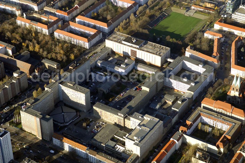 Aerial image Berlin - Blick auf die Forschungs- und Gedenkstätte Normannenstraße, der ehemaligen Zentrale des Ministeriums für Staatssicherheit (MfS). Sie ist eine Forschungs- und Gedenkstätte zum politischen System der DDR. Die Ausstellung umfasst die Amts- und Arbeitsräume des ehemaligen Ministers für Staatssicherheit Erich Mielke. Träger ist der Verein Antistalinistische Aktion Berlin-Normannenstraße e. V. (ASTAK), die im Sommer 1990 von Bürgerrechtlern in Berlin gegründet wurde. Ihr Ziel ist die Förderung des Aufbaus der Gedenkstätte als Zentrum zur Sammlung, Bewahrung, Dokumentation, Aufarbeitung und Ausstellung von Sachzeugnissen sowie themenbezogener Forschungsarbeit zur DDR. Leiter der Forschungs- und Gedenkstätte ist Jörg Drieselmann.