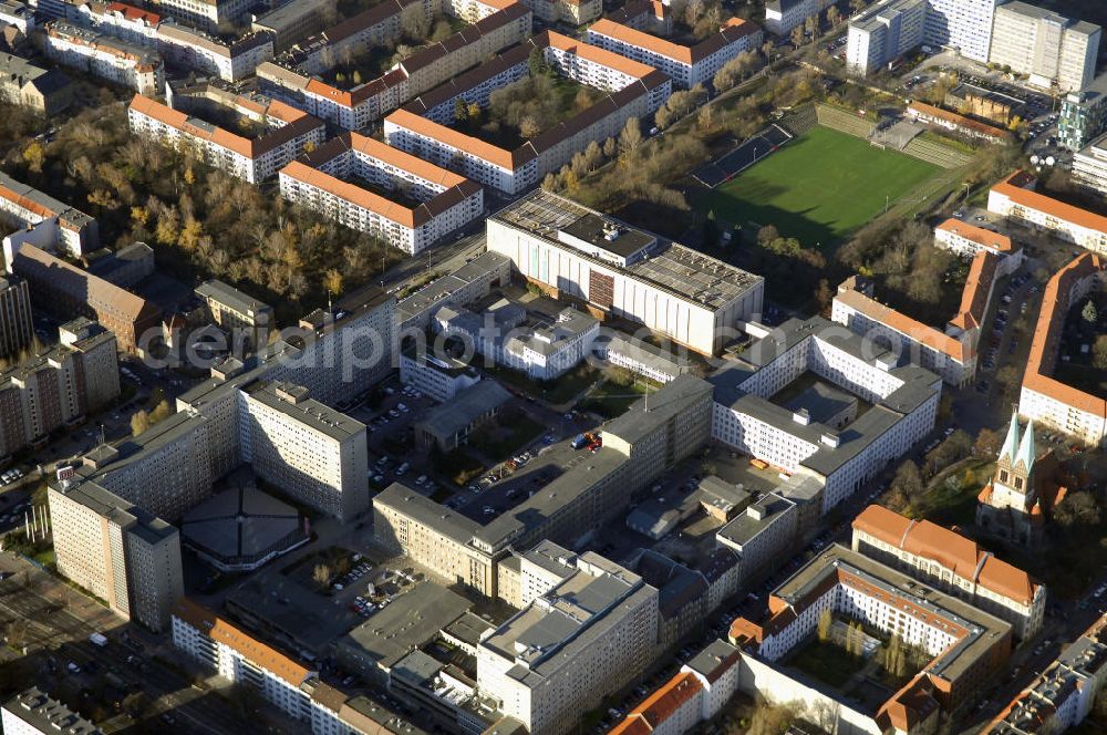 Aerial photograph Berlin - Blick auf die Forschungs- und Gedenkstätte Normannenstraße, der ehemaligen Zentrale des Ministeriums für Staatssicherheit (MfS). Sie ist eine Forschungs- und Gedenkstätte zum politischen System der DDR. Die Ausstellung umfasst die Amts- und Arbeitsräume des ehemaligen Ministers für Staatssicherheit Erich Mielke. Träger ist der Verein Antistalinistische Aktion Berlin-Normannenstraße e. V. (ASTAK), die im Sommer 1990 von Bürgerrechtlern in Berlin gegründet wurde. Ihr Ziel ist die Förderung des Aufbaus der Gedenkstätte als Zentrum zur Sammlung, Bewahrung, Dokumentation, Aufarbeitung und Ausstellung von Sachzeugnissen sowie themenbezogener Forschungsarbeit zur DDR. Leiter der Forschungs- und Gedenkstätte ist Jörg Drieselmann.