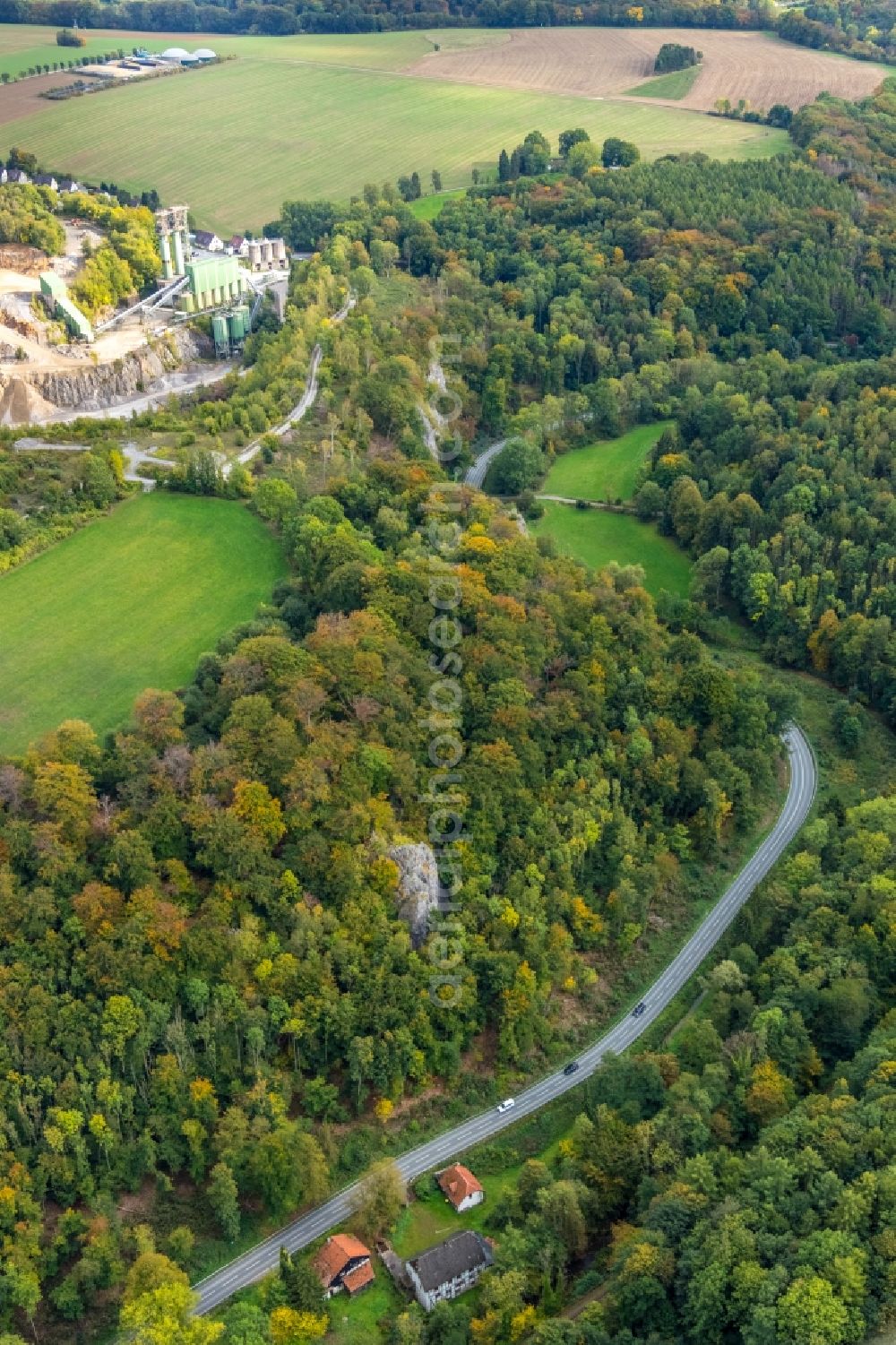 Balve from the bird's eye view: Forest areas Hoennetal in in the district Oberroedinghausen in Balve in the state North Rhine-Westphalia, Germany