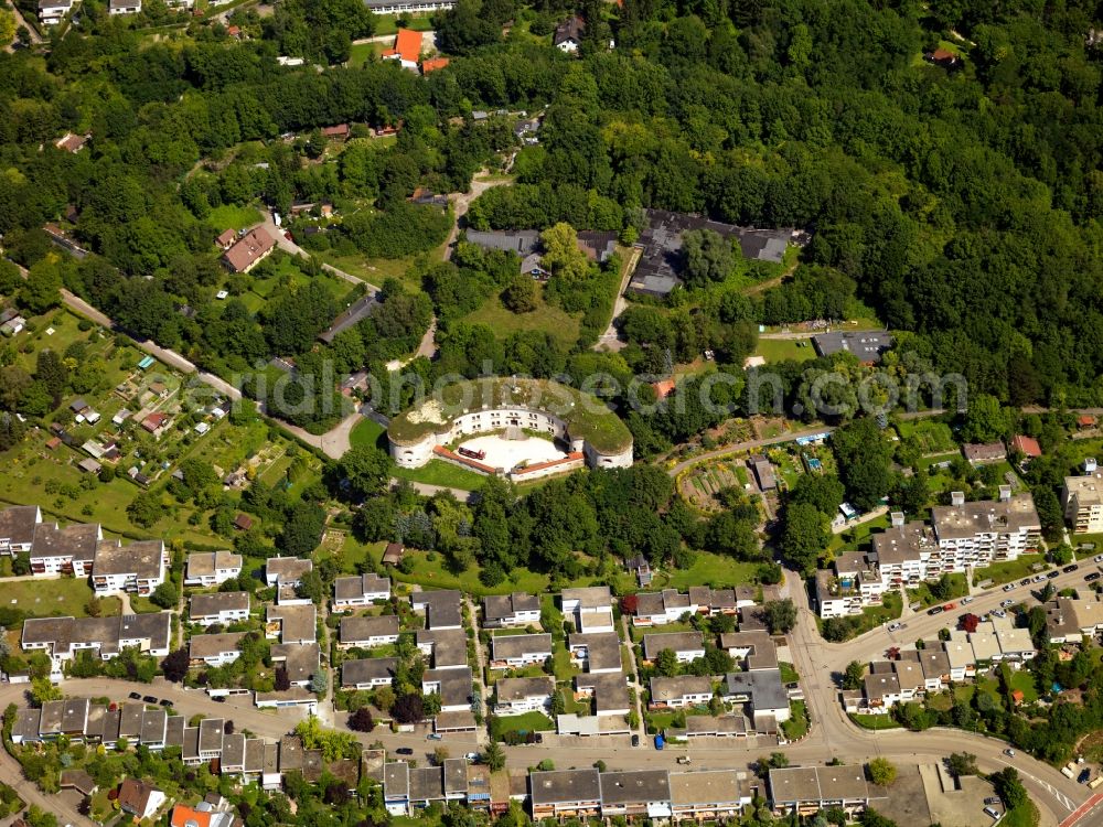 Aerial photograph Ulm - Fort Albeck of the Fortress of Ulm in Ulm in the state of Baden-Württemberg. The fort is located in a residential area on the Mountain Safranberg. Today it consists of apartments and a garden plot. The Fortress is one of five federal fortresses and Europe`s largest fortress. It was built in the 19th century around the cities of Ulm and Neu-Ulm and consists of several forts, towers, fortresses and defense facilities