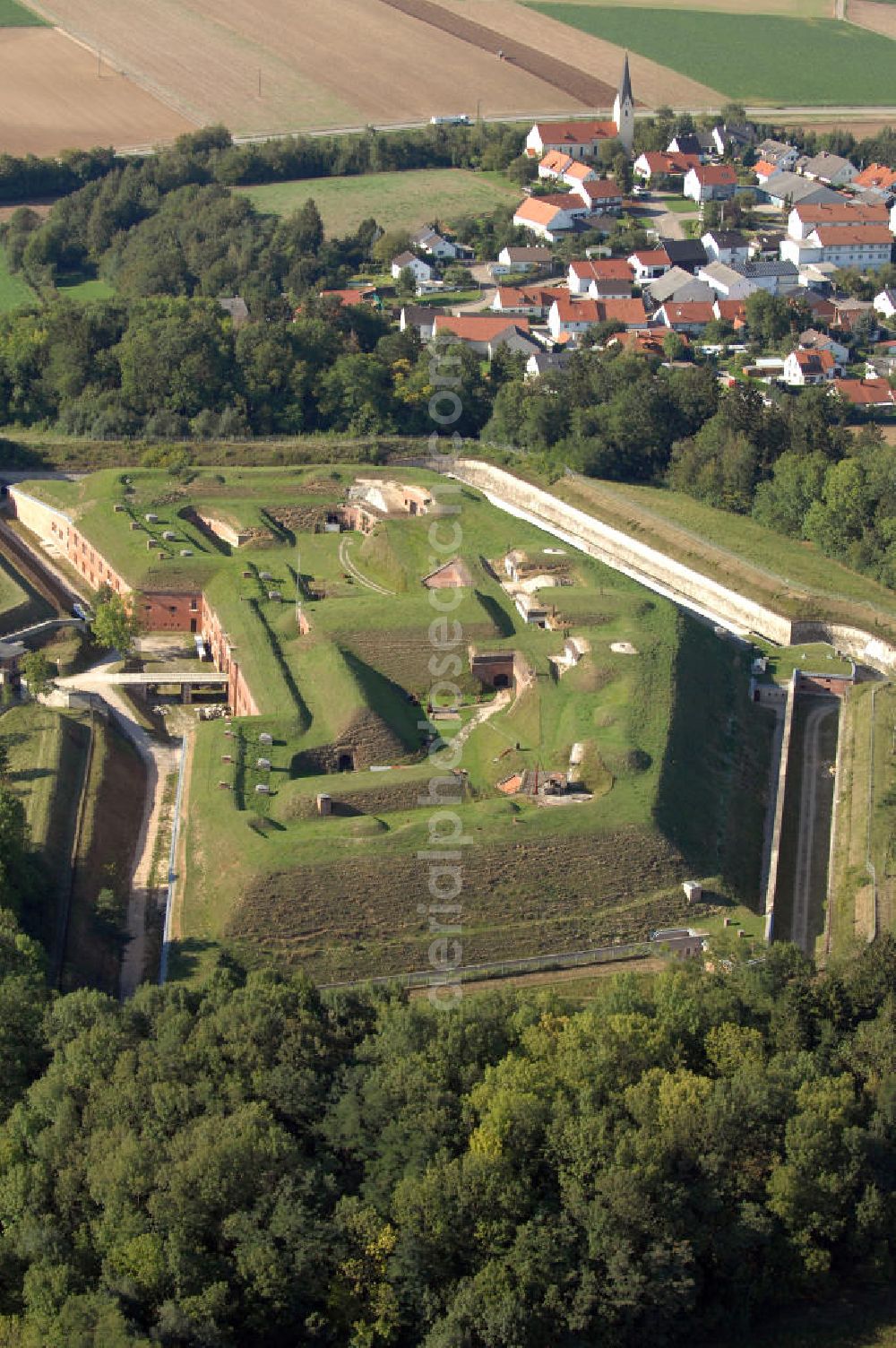 Aerial image Katharinenberg - Das Fort Prinz Karl liegt ca. 10 km östlich von Ingolstadt an der ehemaligen Fort- und Kriegsstrase im Gemeindebereich Großmehring, Ortsteil Katharinenberg. Die Festung steht heute unter Denkmalschutz.