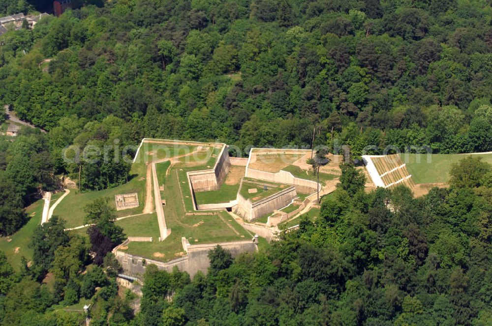 Aerial photograph Luxemburg - Blick auf das Fort Thüngen. Das Fort Thüngen, im Volksmund auf Luxemburgerisch auch Dräi Eechelen (dt. Drei Eicheln, frz. Trois Glands) genannt, ist ein Teil der historischen Festungsanlagen von Luxemburg (Stadt). Das Fort wurde in den Jahren 1870 bis 1874 abgerissen. Einzig die drei runden Türme, deren Dachspitzen überdimensionale Darstellungen von Eicheln zieren (daher der Name) und die 1991 wieder freigelegten Grundmauern des Forts (auf dem Bild) blieben erhalten. Das Fort Thüngen liegt am Hang des Kirchbergs im Parc Dräi Eechelen.