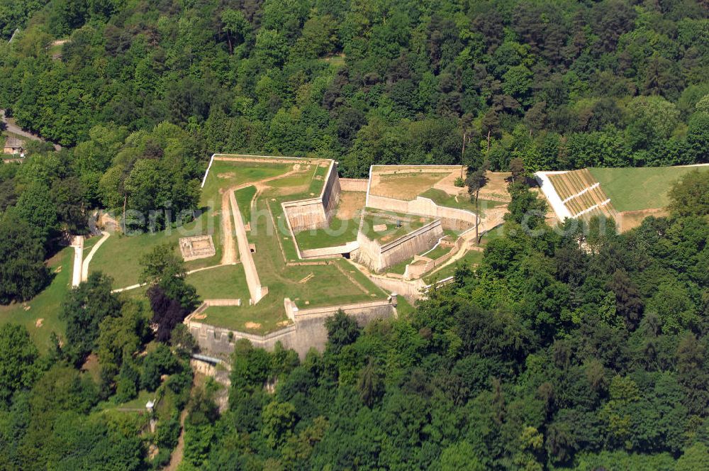 Luxemburg from above - Blick auf das Fort Thüngen. Das Fort Thüngen, im Volksmund auf Luxemburgerisch auch Dräi Eechelen (dt. Drei Eicheln, frz. Trois Glands) genannt, ist ein Teil der historischen Festungsanlagen von Luxemburg (Stadt). Das Fort wurde in den Jahren 1870 bis 1874 abgerissen. Einzig die drei runden Türme, deren Dachspitzen überdimensionale Darstellungen von Eicheln zieren (daher der Name) und die 1991 wieder freigelegten Grundmauern des Forts (auf dem Bild) blieben erhalten. Das Fort Thüngen liegt am Hang des Kirchbergs im Parc Dräi Eechelen.