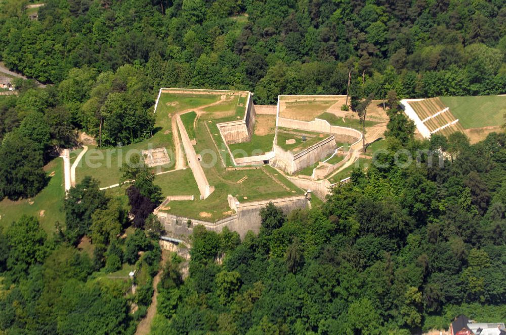 Luxemburg from the bird's eye view: Blick auf das Fort Thüngen. Das Fort Thüngen, im Volksmund auf Luxemburgerisch auch Dräi Eechelen (dt. Drei Eicheln, frz. Trois Glands) genannt, ist ein Teil der historischen Festungsanlagen von Luxemburg (Stadt). Das Fort wurde in den Jahren 1870 bis 1874 abgerissen. Einzig die drei runden Türme, deren Dachspitzen überdimensionale Darstellungen von Eicheln zieren (daher der Name) und die 1991 wieder freigelegten Grundmauern des Forts (auf dem Bild) blieben erhalten. Das Fort Thüngen liegt am Hang des Kirchbergs im Parc Dräi Eechelen.