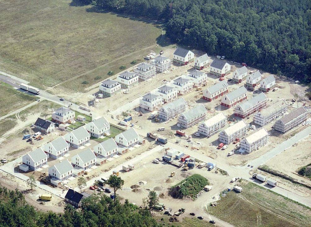 Ahrensdorf bei Ludwigsfelde / BRB from above - Fortgeschrittenen Wohnsiedlungsbau der Bayerischen Hausbau GmbH in Ahrensdorf bei Ludwigsfelde in Brandenburg.