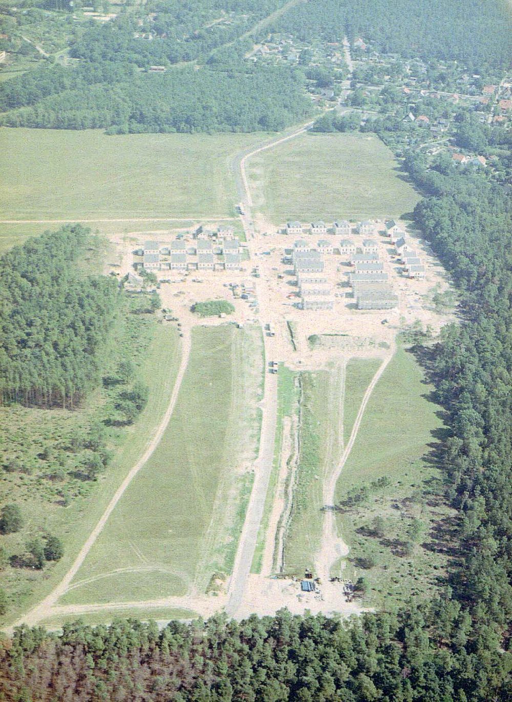 Aerial image Ahrensdorf bei Ludwigsfelde / BRB - Fortgeschrittenen Wohnsiedlungsbau der Bayerischen Hausbau GmbH in Ahrensdorf bei Ludwigsfelde in Brandenburg.