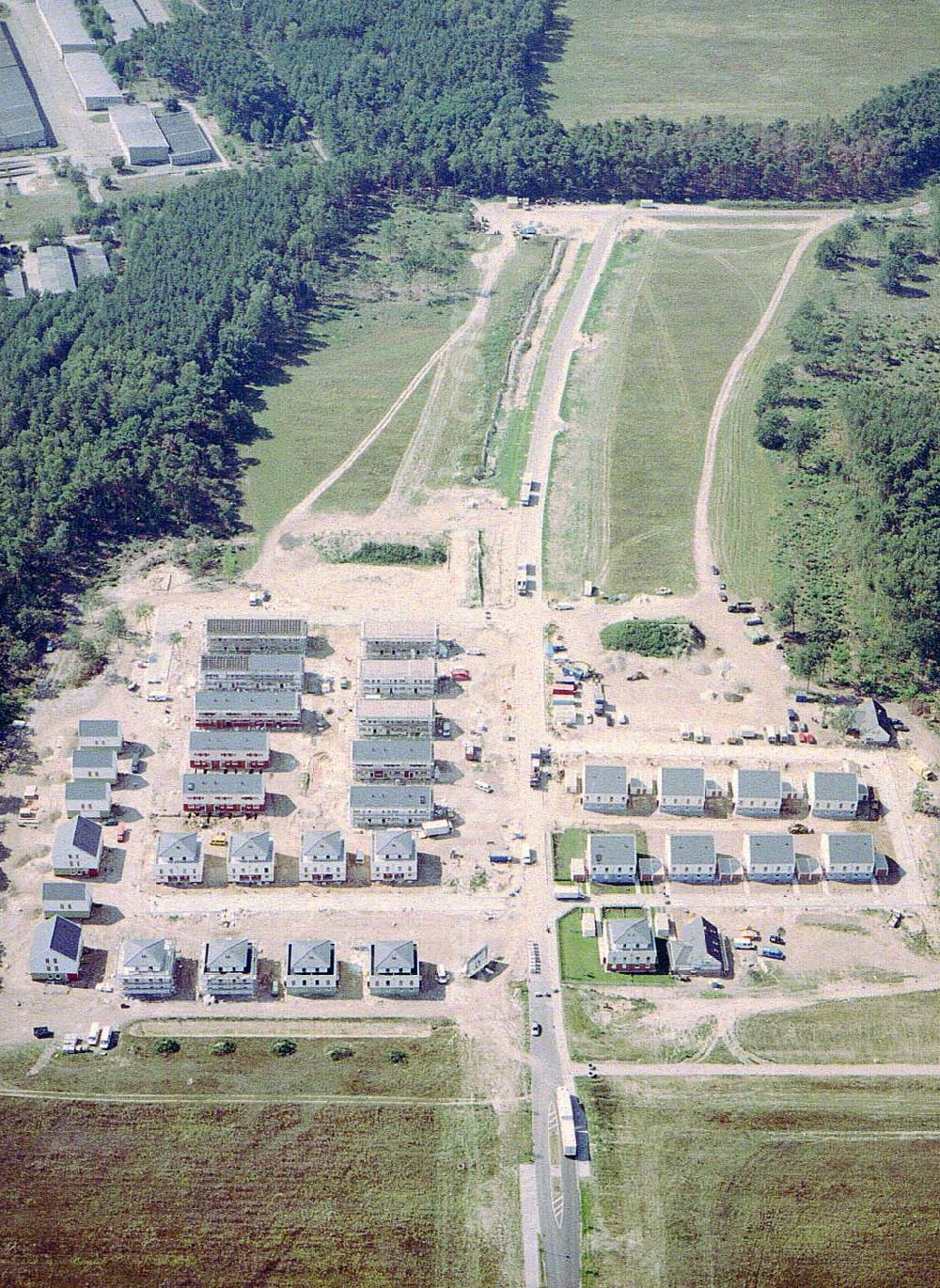 Aerial photograph Ahrensdorf bei Ludwigsfelde / BRB - Fortgeschrittenen Wohnsiedlungsbau der Bayerischen Hausbau GmbH in Ahrensdorf bei Ludwigsfelde in Brandenburg.