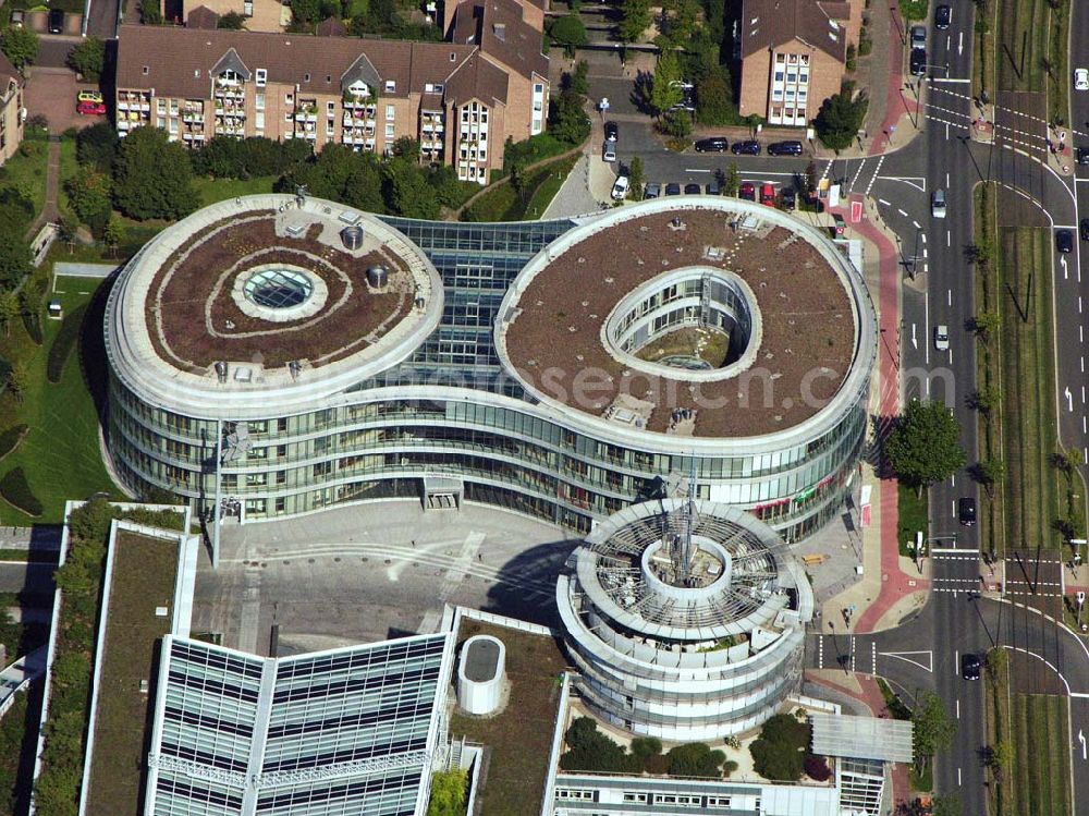 Düsseldorf (NRW) from the bird's eye view: Blick auf das Forum Provinzial auf dem Provinzialplatz im Düsseldorfer Süden. Das Fitness- und Wellness-Zentrum beherbergt auf ca. 9.500 m² ein Schwimmbad, Restaurants, Läden, Praxen und Büros. Überwiegend wird das Zentrum vom Franchise-Unternehmen Holmes Place Health-Club genutzt. Fertigstellung war 2003. Holmes Place Health Club Düsseldorf, Kölner Landstrasse 11-17, 40591 Düsseldorf Germany, Tel: 0211/1796444, Fax: 0211/1796445, Club Manager: Lars Linnig