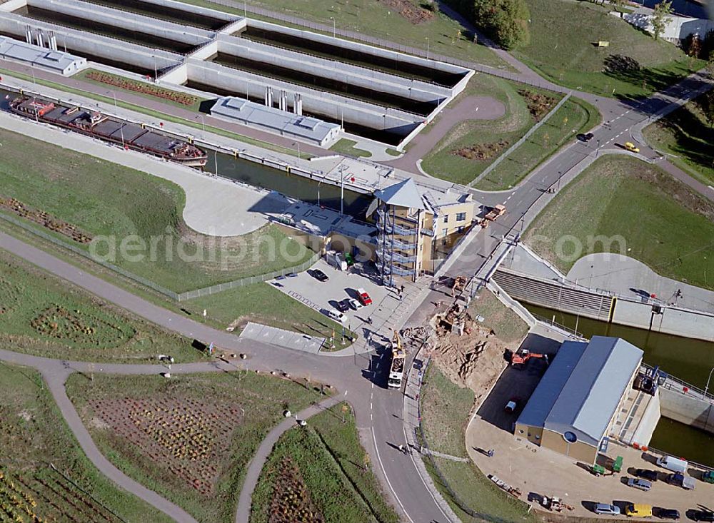 Aerial image Hohenwarthe / Sachsen-Anhalt - 14.10.2003 Hohenwarthe / Sachsen-Anhalt Doppelsparschleuse Hohenwarthe am Elbe-Havel-Kanal am Wasserstraßenkreuz Magdeburg kurz vor der Fertigstellung 14.10.2003