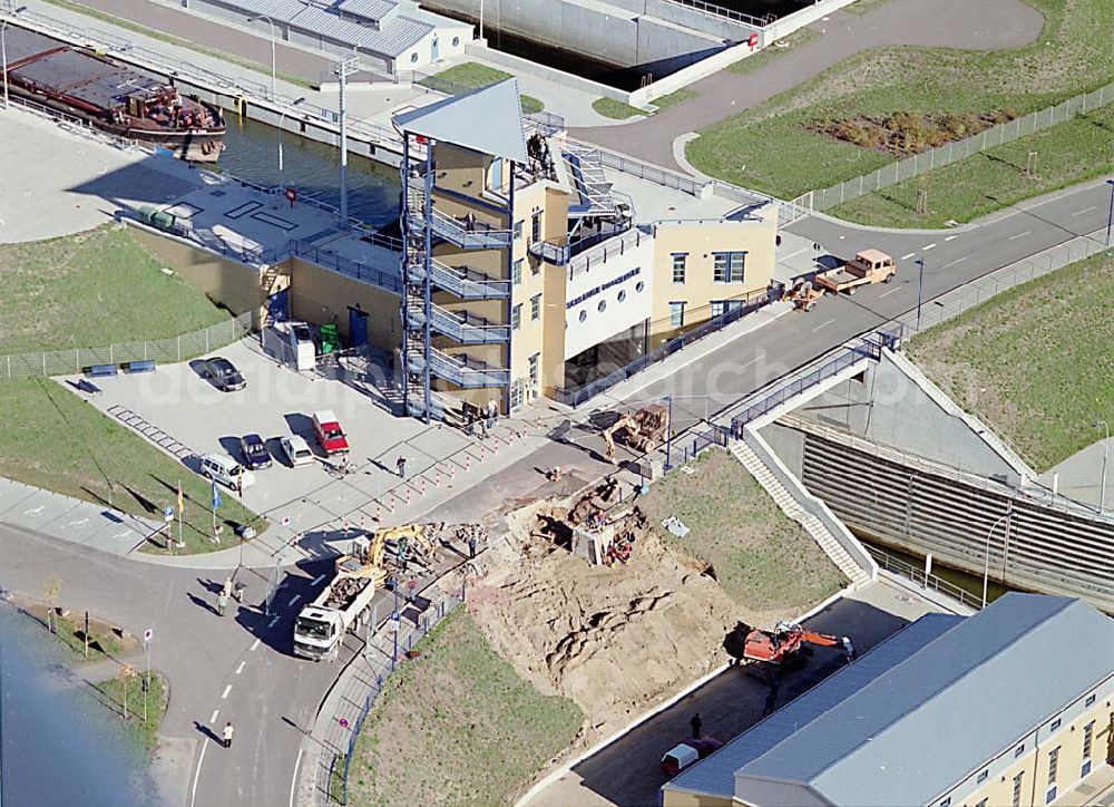 Aerial image Hohenwarthe / Sachsen-Anhalt - 14.10.2003 Hohenwarthe / Sachsen-Anhalt Doppelsparschleuse Hohenwarthe am Elbe-Havel-Kanal am Wasserstraßenkreuz Magdeburg kurz vor der Fertigstellung 14.10.2003