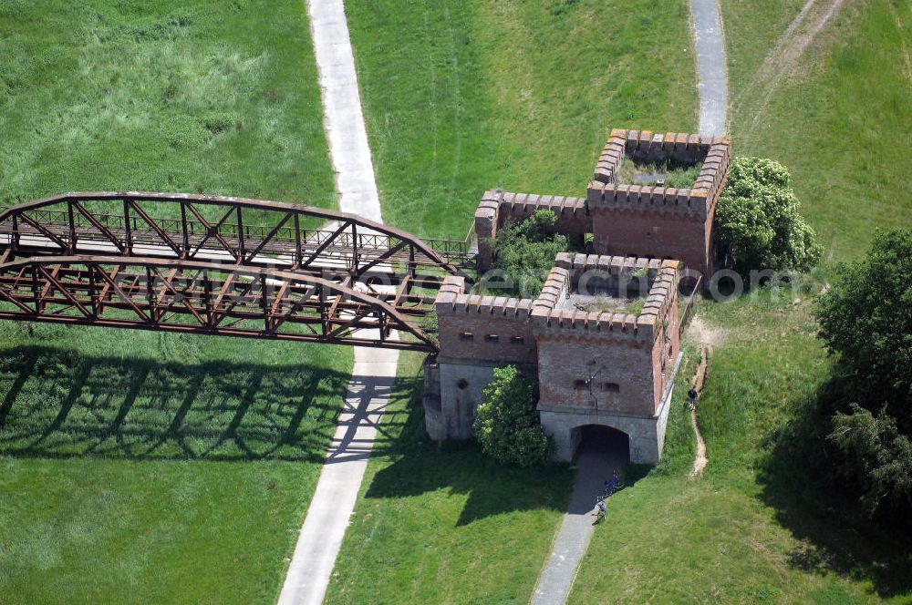 Aerial photograph Dömitz - Ruine der Eisenbahnbrücke Dömitz, sie wurde in den Jahren 1870–1873 für die Wendlandbahn errichtet und bis zum Zweiten Weltkrieg befahren.An jedem Brückenende befand sich ein wehrhaft ausgebautes Brückenhaus. Starke Türme mit Zinnenkranz und Schießscharten standen beiderseits der Gleise. Im Erdgeschoss und Fundamentbereich lagen Gewölbe in kasemattenähnlicher Form. Der erste Spatenstich zum Bau der Brücke wurde am 08.09.1870 ausgeführt. Die Brücke hatte eine Gesamtlänge von 1.050 Metern. Nach ihrer Zerstörung am 20. April 1945 erfolgte kein Wiederaufbau, da die Elbe hier Teil der innerdeutschen Grenze war.