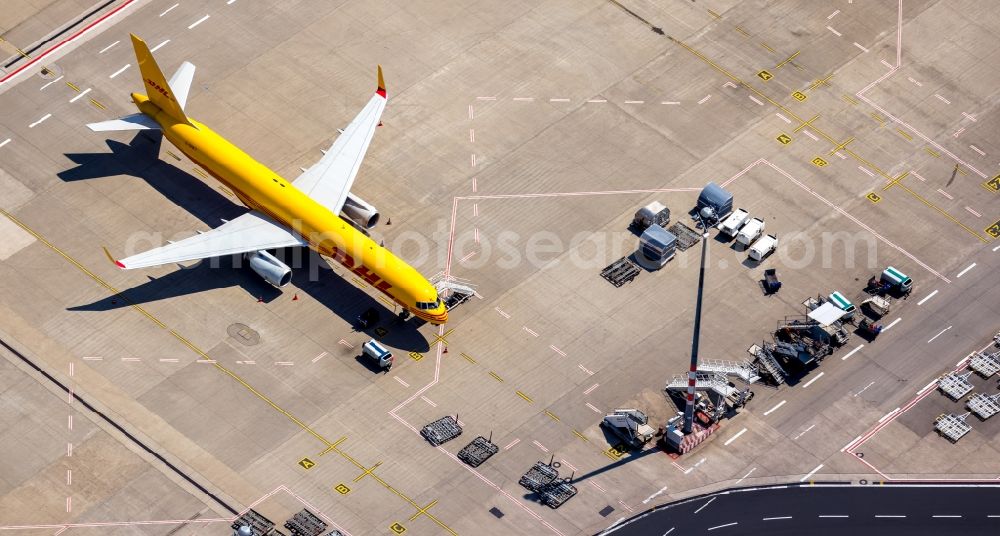 Aerial photograph Köln - Freight plane cargo machine - aircraft call sign G-DHKT - Operator DHL of type Air Boeing 757-223(PCF)(WL) rolling on the apron of the airport in the district Grengel in Cologne in the state North Rhine-Westphalia, Germany