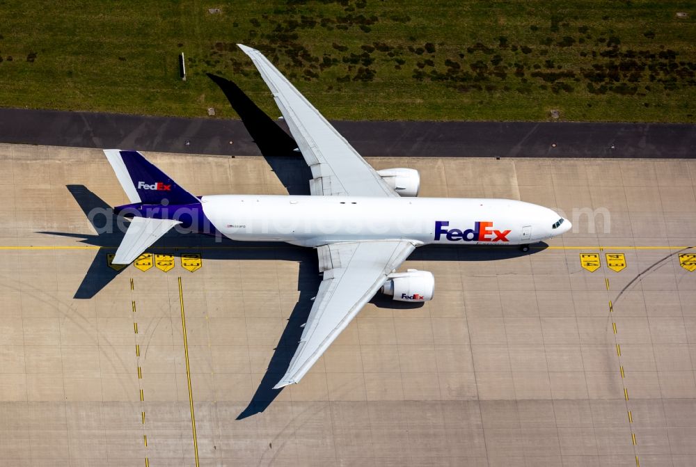 Aerial image Köln - Freight plane cargo machine - aircraft calling N869FD of type Boeing 777-FS2 of Fed Ex company rolling on the apron of the airport in the district Grengel in Cologne in the state North Rhine-Westphalia, Germany