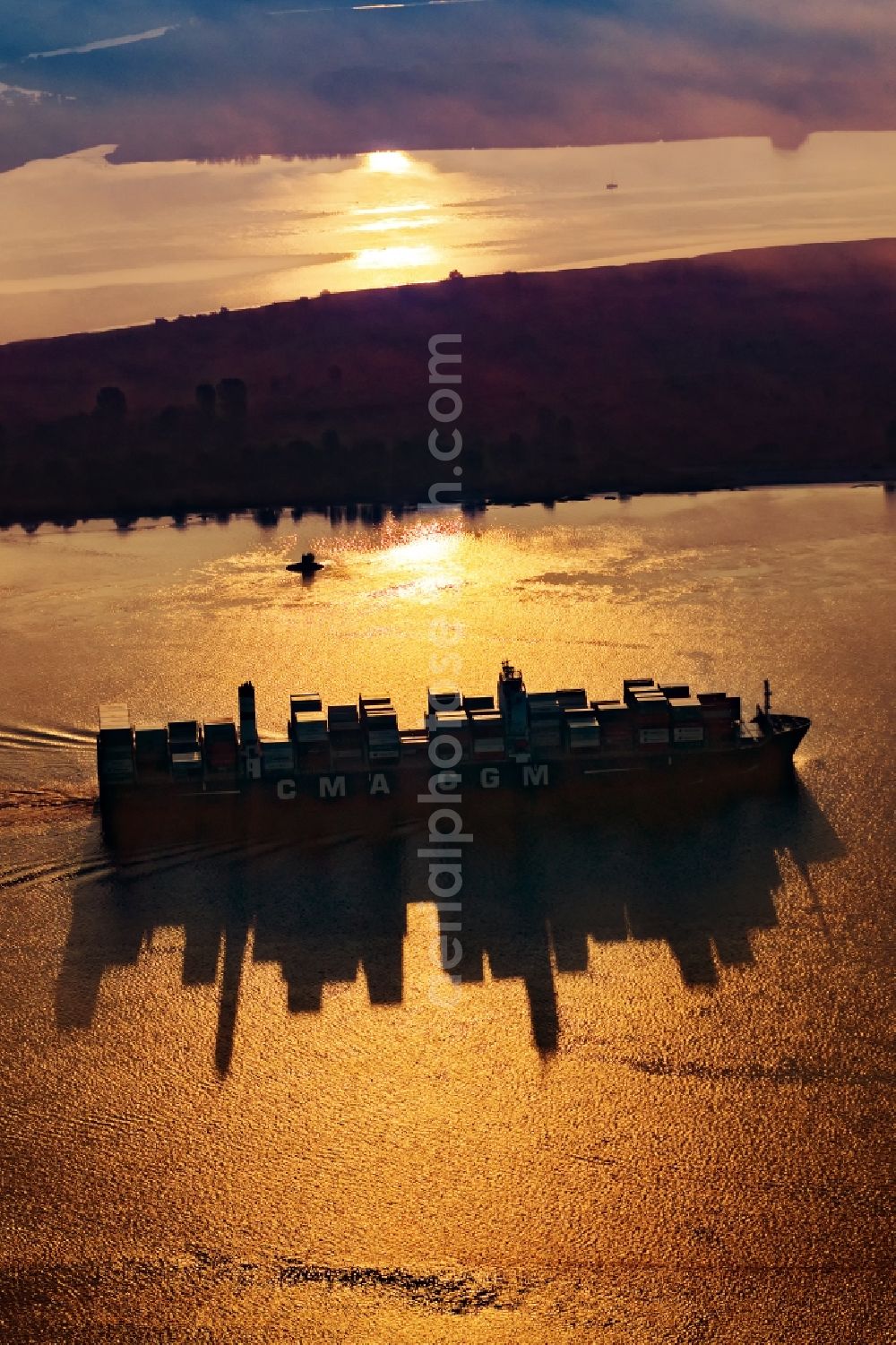 Drochtersen from above - Freight ship on the Elbe at the level of Schwarztonnensand in front of Drochtersen