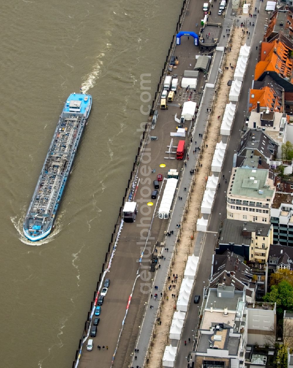 Düsseldorf from the bird's eye view: Freight ship in front of the riverbank of the Rhine along Rheinwerft in Duesseldorf in the state of North Rhine-Westphalia