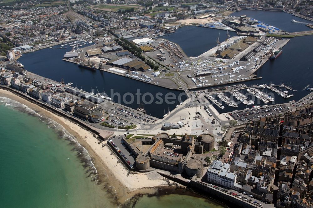 Aerial photograph Saint-Malo - Fragments of the fortress Chateau De La Duchesse Anne on Place Chateaubriond in Saint-Malo in Bretagne, France