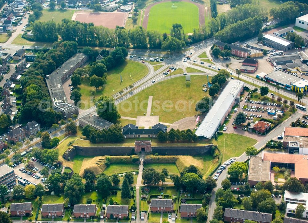 Wesel from the bird's eye view: Fragments of the fortress arrangement of the fortress Wesel with the main gate of the stronghold in Wesel in the federal state North Rhine-Westphalia