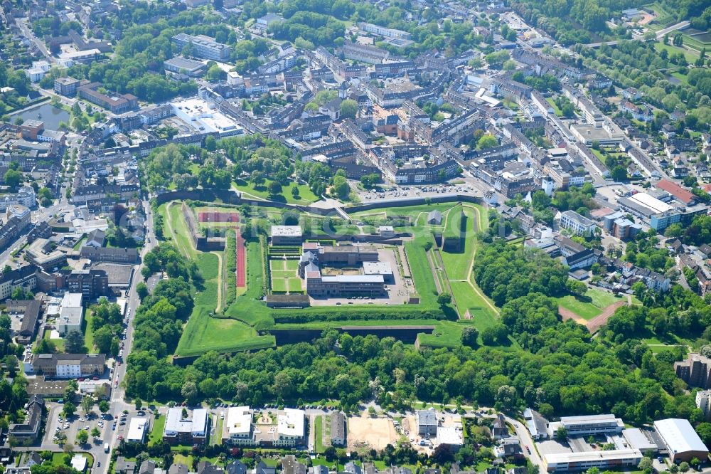 Jülich from the bird's eye view: Fragments of the fortress Museum Zitadelle on Schlossstrasse in Juelich in the state North Rhine-Westphalia, Germany