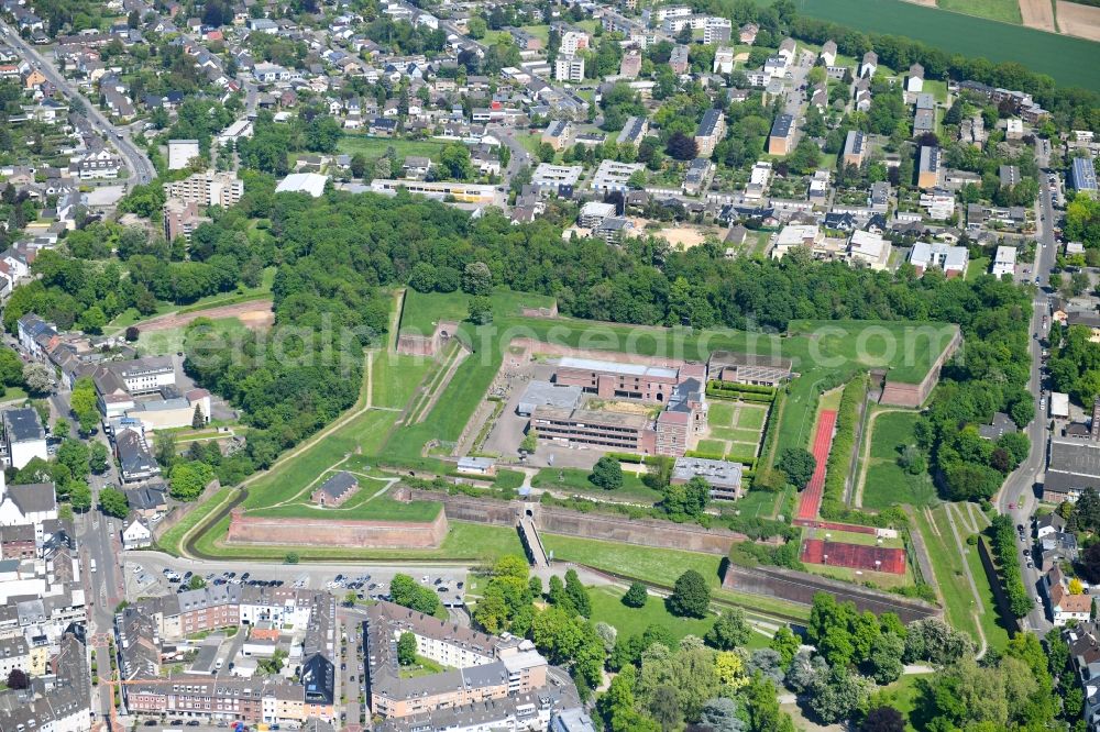 Aerial photograph Jülich - Fragments of the fortress Museum Zitadelle on Schlossstrasse in Juelich in the state North Rhine-Westphalia, Germany