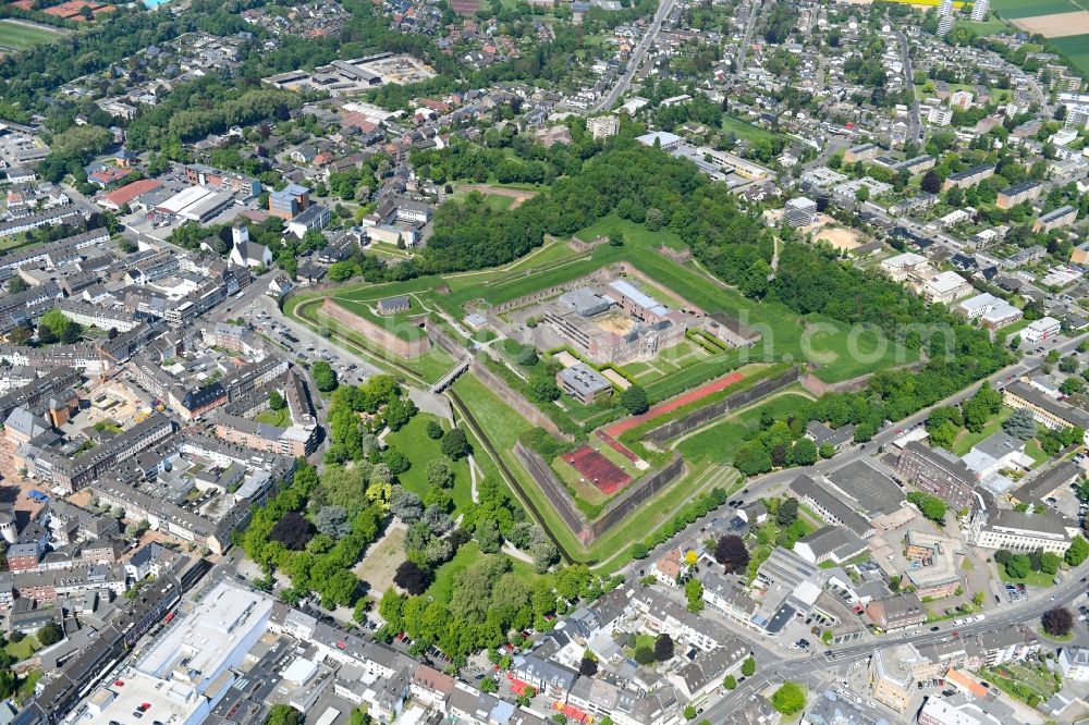 Jülich from the bird's eye view: Fragments of the fortress Museum Zitadelle on Schlossstrasse in Juelich in the state North Rhine-Westphalia, Germany