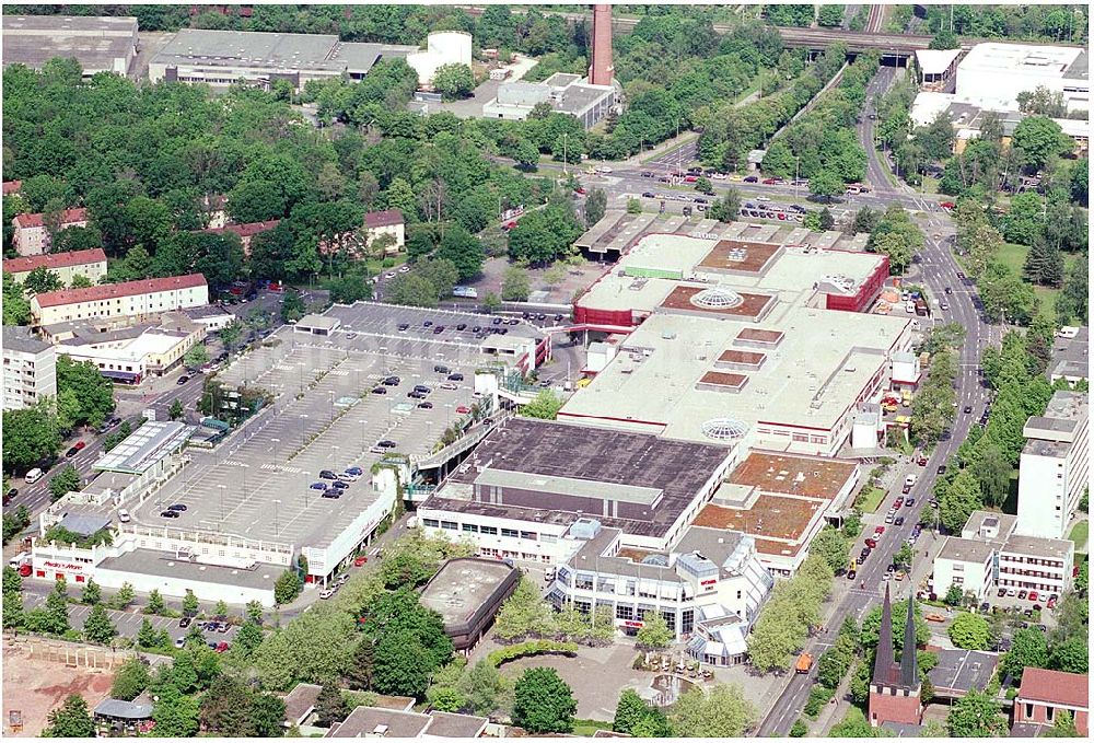 Nürnberg from above - 27.05.04 Blick auf das Franken-Center in Nürnberg. Die Verkaufsfläche beträgt ca. 40.000 qm auf 3 Ebenen. Franken-Center Nürnberg Glogauer Straße 30-38, 90473 Nürnberg-Langwasser Tel.: 0911 / 800 12 35 Fax: 0911 / 805 084 Centermanagement: ECE Projektmanagement G.m.b.H. & Co. KG Vermietung Heegbarg 30, 22391 Hamburg Telefon (040) 60 60 6-701 Telefax (040) 60 60 6-777 E-Mail: shop@ece.de