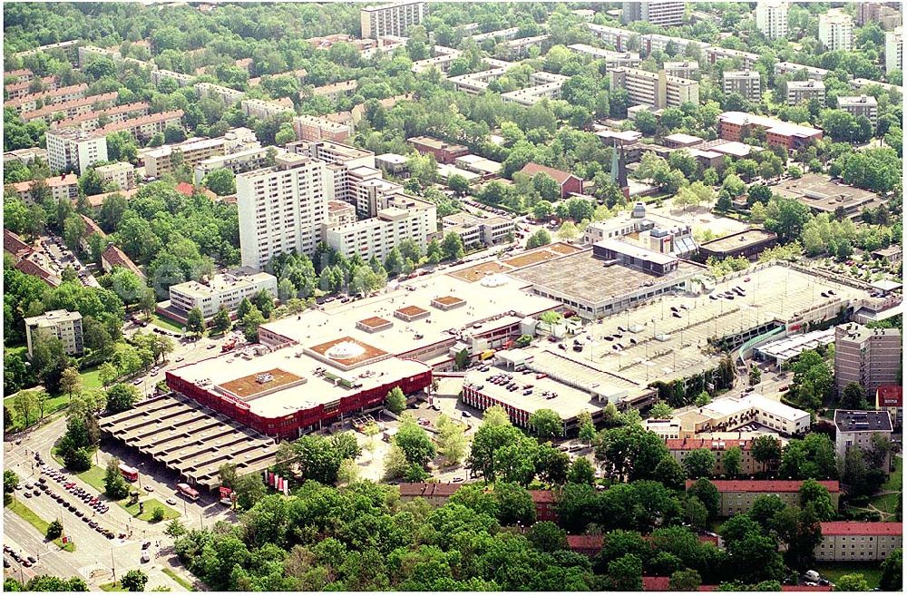 Nürnberg from above - 27.05.04 Blick auf das Franken-Center in Nürnberg. Die Verkaufsfläche beträgt ca. 40.000 qm auf 3 Ebenen. Franken-Center Nürnberg Glogauer Straße 30-38, 90473 Nürnberg-Langwasser Tel.: 0911 / 800 12 35 Fax: 0911 / 805 084 Centermanagement: ECE Projektmanagement G.m.b.H. & Co. KG Vermietung Heegbarg 30, 22391 Hamburg Telefon (040) 60 60 6-701 Telefax (040) 60 60 6-777 E-Mail: shop@ece.de