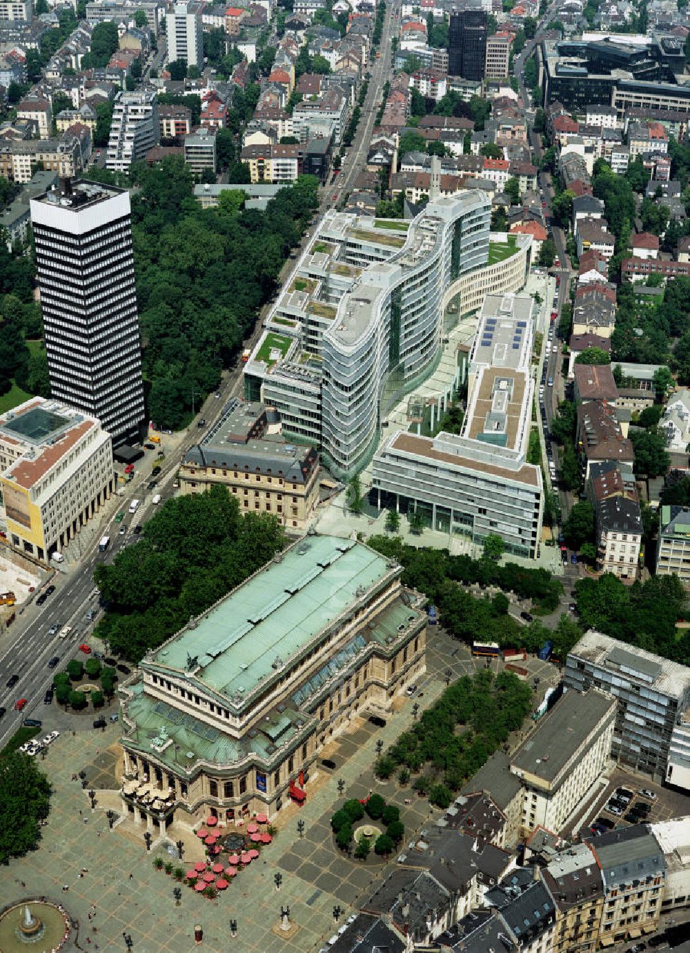 Aerial photograph Frankfurt am Main - Büro- und Geschäftshauskomplex Frankfurter Welle der DIFA am Bankenviertel in Frankfurt / Main.