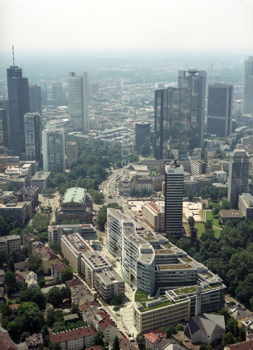 Aerial image Frankfurt am Main - Büro- und Geschäftshauskomplex Frankfurter Welle der DIFA am Bankenviertel in Frankfurt / Main.