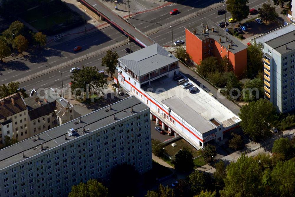 Aerial photograph Berlin-Lichtenberg - Blick auf die Fußgängerbrücke über die Straße Alt-Friedrichsfelde und die A.T.U-Werkstatt Alt-Friedrichsfelde 107 in 10315 Berlin-Lichtenberg.