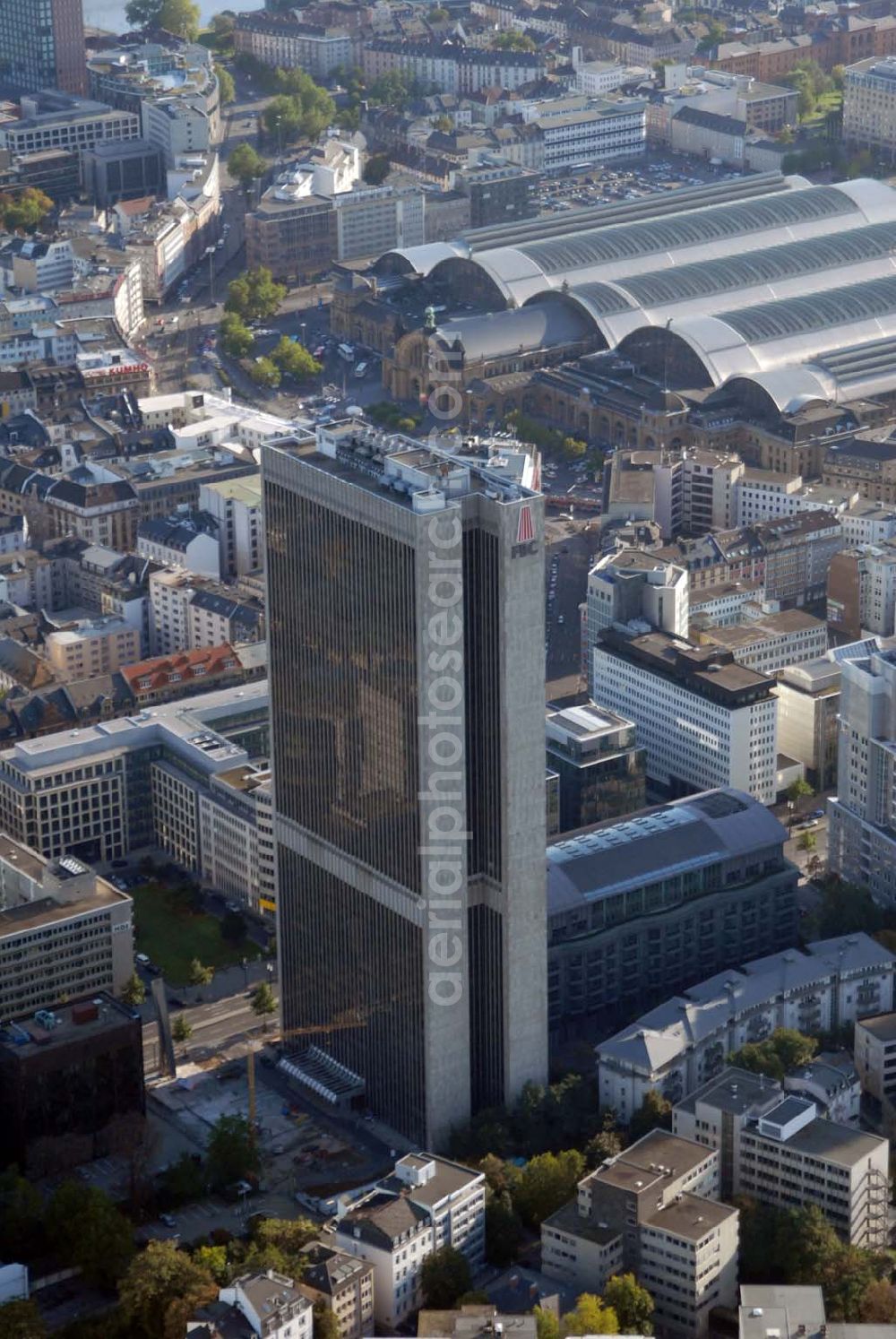 Aerial photograph Frankfurt am Main - Blick auf das Frankfurter Büro-Center (FBC) in der Mainzer Landstraße 40-46 . Durch das Vermietungskonzept der ECE an namhafte Großmieter, Industrie- und Dienstleistungsunternehmen sowie bekannte Banken wurde das Gebäude zu einer der ersten Adressen im Frankfurter Bankenviertel.