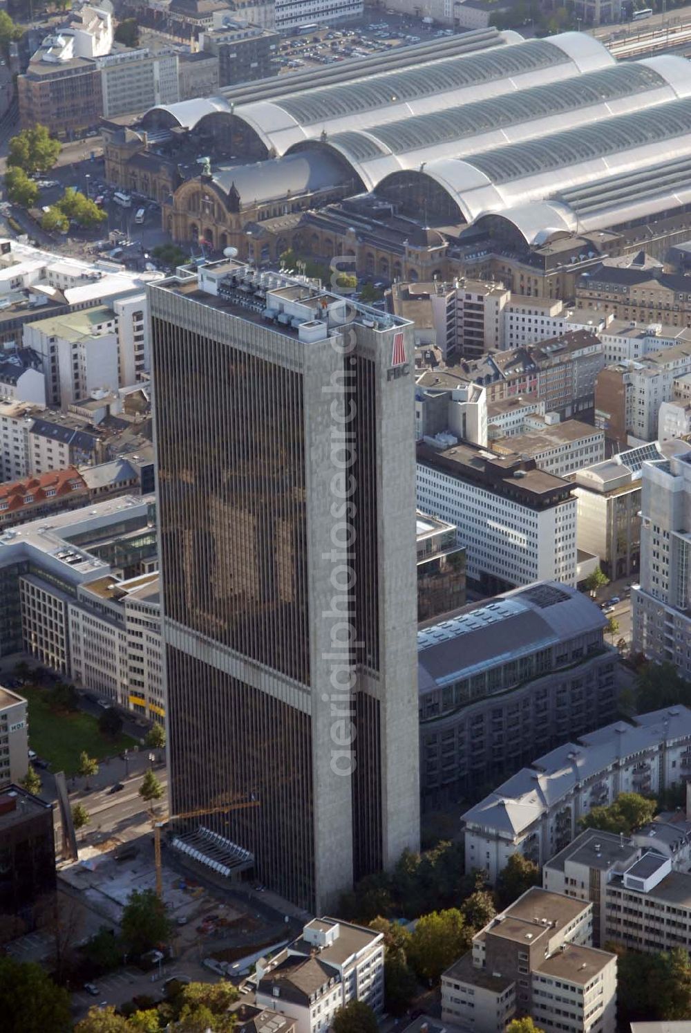 Frankfurt am Main from above - Blick auf das Frankfurter Büro-Center (FBC) in der Mainzer Landstraße 40-46 . Durch das Vermietungskonzept der ECE an namhafte Großmieter, Industrie- und Dienstleistungsunternehmen sowie bekannte Banken wurde das Gebäude zu einer der ersten Adressen im Frankfurter Bankenviertel.