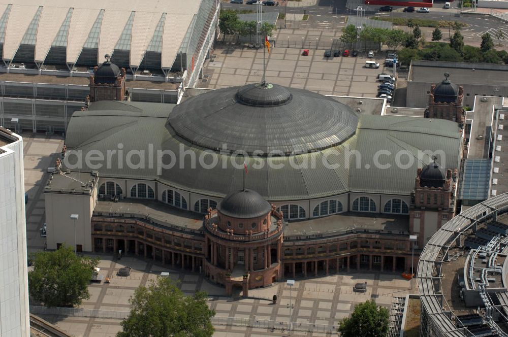 Frankfurt from the bird's eye view: Die Festhalle in Frankfurt am Main ist eine 1907 bis 1908 erbaute repräsentative Mehrzweckhalle auf dem Frankfurter Messegelände. Der Innenraum des etwa 40 Meter hohen Kuppelbaus bietet auf einer Fläche von 5.646 Quadratmetern bis zu 4.880 Sitzplätze. Zusammen mit den beiden Rängen finden maximal 9.843 Menschen in der Festhalle Platz, bei unbestuhltem Innenraum über 13.500. Die Festhalle gehört zu den wichtigsten Gebäuden des späten Historismus. Der Architekt Friedrich von Thiersch setzt in seinen Plänen konsequent auf den Prunk des Neubarocks, um ein der Messestadt würdiges Repräsentationsbauwerk zu schaffen.