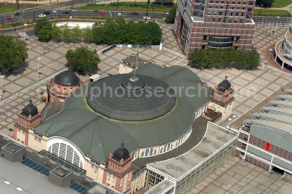 Aerial image Frankfurt - Die Festhalle in Frankfurt am Main ist eine 1907 bis 1908 erbaute repräsentative Mehrzweckhalle auf dem Frankfurter Messegelände. Der Innenraum des etwa 40 Meter hohen Kuppelbaus bietet auf einer Fläche von 5.646 Quadratmetern bis zu 4.880 Sitzplätze. Zusammen mit den beiden Rängen finden maximal 9.843 Menschen in der Festhalle Platz, bei unbestuhltem Innenraum über 13.500. Die Festhalle gehört zu den wichtigsten Gebäuden des späten Historismus. Der Architekt Friedrich von Thiersch setzt in seinen Plänen konsequent auf den Prunk des Neubarocks, um ein der Messestadt würdiges Repräsentationsbauwerk zu schaffen.