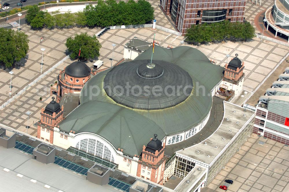 Aerial photograph Frankfurt - Die Festhalle in Frankfurt am Main ist eine 1907 bis 1908 erbaute repräsentative Mehrzweckhalle auf dem Frankfurter Messegelände. Der Innenraum des etwa 40 Meter hohen Kuppelbaus bietet auf einer Fläche von 5.646 Quadratmetern bis zu 4.880 Sitzplätze. Zusammen mit den beiden Rängen finden maximal 9.843 Menschen in der Festhalle Platz, bei unbestuhltem Innenraum über 13.500. Die Festhalle gehört zu den wichtigsten Gebäuden des späten Historismus. Der Architekt Friedrich von Thiersch setzt in seinen Plänen konsequent auf den Prunk des Neubarocks, um ein der Messestadt würdiges Repräsentationsbauwerk zu schaffen.