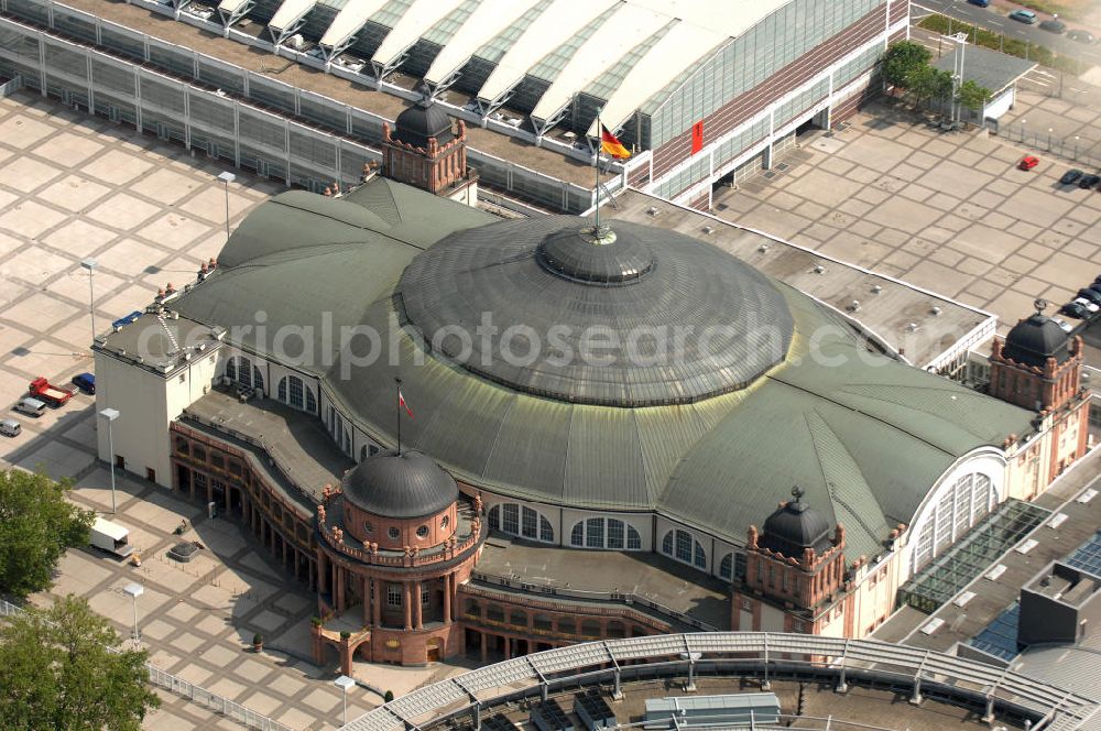 Frankfurt from above - Die Festhalle in Frankfurt am Main ist eine 1907 bis 1908 erbaute repräsentative Mehrzweckhalle auf dem Frankfurter Messegelände. Der Innenraum des etwa 40 Meter hohen Kuppelbaus bietet auf einer Fläche von 5.646 Quadratmetern bis zu 4.880 Sitzplätze. Zusammen mit den beiden Rängen finden maximal 9.843 Menschen in der Festhalle Platz, bei unbestuhltem Innenraum über 13.500. Die Festhalle gehört zu den wichtigsten Gebäuden des späten Historismus. Der Architekt Friedrich von Thiersch setzt in seinen Plänen konsequent auf den Prunk des Neubarocks, um ein der Messestadt würdiges Repräsentationsbauwerk zu schaffen.