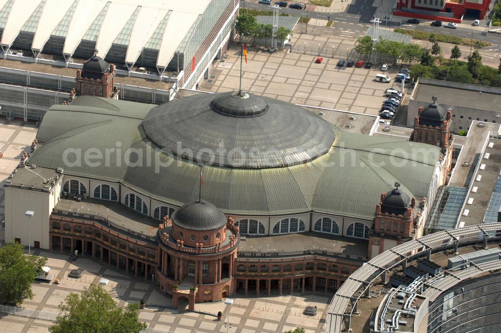 Frankfurt from the bird's eye view: Die Festhalle in Frankfurt am Main ist eine 1907 bis 1908 erbaute repräsentative Mehrzweckhalle auf dem Frankfurter Messegelände. Der Innenraum des etwa 40 Meter hohen Kuppelbaus bietet auf einer Fläche von 5.646 Quadratmetern bis zu 4.880 Sitzplätze. Zusammen mit den beiden Rängen finden maximal 9.843 Menschen in der Festhalle Platz, bei unbestuhltem Innenraum über 13.500. Die Festhalle gehört zu den wichtigsten Gebäuden des späten Historismus. Der Architekt Friedrich von Thiersch setzt in seinen Plänen konsequent auf den Prunk des Neubarocks, um ein der Messestadt würdiges Repräsentationsbauwerk zu schaffen.