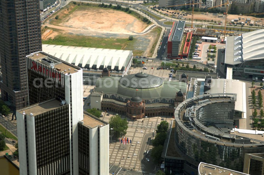 Frankfurt am Main from the bird's eye view: Die Festhalle in Frankfurt am Main ist eine 1907 bis 1908 erbaute repräsentative Mehrzweckhalle auf dem Frankfurter Messegelände. Der Innenraum des etwa 40 Meter hohen Kuppelbaus bietet auf einer Fläche von 5.646 Quadratmetern bis zu 4.880 Sitzplätze. Zusammen mit den beiden Rängen finden maximal 9.843 Menschen in der Festhalle Platz, bei unbestuhltem Innenraum über 13.500. Die Festhalle gehört zu den wichtigsten Gebäuden des späten Historismus. Der Architekt Friedrich von Thiersch setzt in seinen Plänen konsequent auf den Prunk des Neubarocks, um ein der Messestadt würdiges Repräsentationsbauwerk zu schaffen.