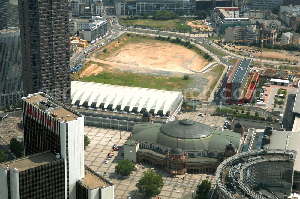 Aerial image Frankfurt am Main - Die Festhalle in Frankfurt am Main ist eine 1907 bis 1908 erbaute repräsentative Mehrzweckhalle auf dem Frankfurter Messegelände. Der Innenraum des etwa 40 Meter hohen Kuppelbaus bietet auf einer Fläche von 5.646 Quadratmetern bis zu 4.880 Sitzplätze. Zusammen mit den beiden Rängen finden maximal 9.843 Menschen in der Festhalle Platz, bei unbestuhltem Innenraum über 13.500. Die Festhalle gehört zu den wichtigsten Gebäuden des späten Historismus. Der Architekt Friedrich von Thiersch setzt in seinen Plänen konsequent auf den Prunk des Neubarocks, um ein der Messestadt würdiges Repräsentationsbauwerk zu schaffen.