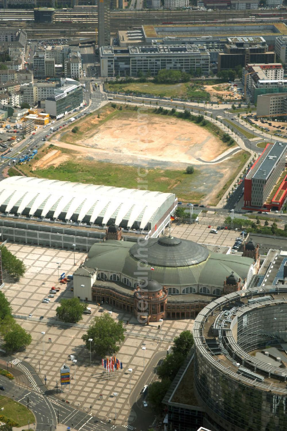 Aerial photograph Frankfurt am Main - Die Festhalle in Frankfurt am Main ist eine 1907 bis 1908 erbaute repräsentative Mehrzweckhalle auf dem Frankfurter Messegelände. Der Innenraum des etwa 40 Meter hohen Kuppelbaus bietet auf einer Fläche von 5.646 Quadratmetern bis zu 4.880 Sitzplätze. Zusammen mit den beiden Rängen finden maximal 9.843 Menschen in der Festhalle Platz, bei unbestuhltem Innenraum über 13.500. Die Festhalle gehört zu den wichtigsten Gebäuden des späten Historismus. Der Architekt Friedrich von Thiersch setzt in seinen Plänen konsequent auf den Prunk des Neubarocks, um ein der Messestadt würdiges Repräsentationsbauwerk zu schaffen.