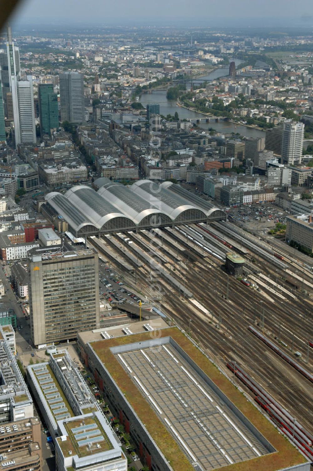 Aerial image Frankfurt - Blick auf das Areal des Frankfurter Hauptbahnhof dem größten Kopfbahnhof der Deutschen Bahn.