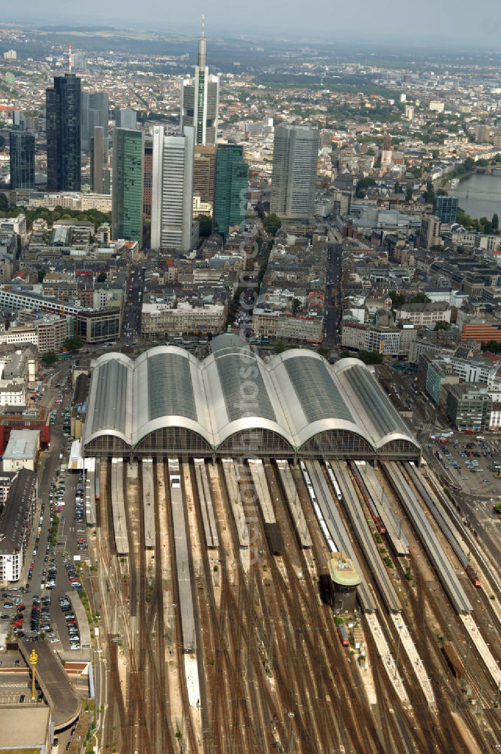 Frankfurt from the bird's eye view: Blick auf das Areal des Frankfurter Hauptbahnhof dem größten Kopfbahnhof der Deutschen Bahn.