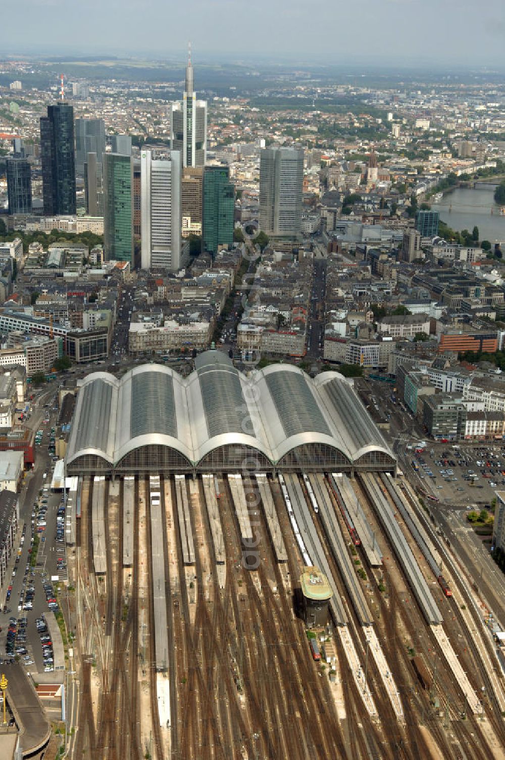 Frankfurt from above - Blick auf das Areal des Frankfurter Hauptbahnhof dem größten Kopfbahnhof der Deutschen Bahn.