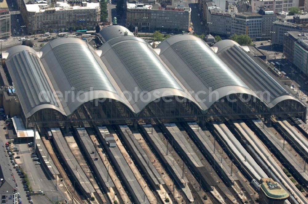 Aerial photograph Frankfurt am Main - Blick auf den Frankfurter Hauptbahnhof , dem größten Kopfbahnhof der Deutschen Bahn. View of the main train station, the largest terminal station of the Deutsche Bahn.