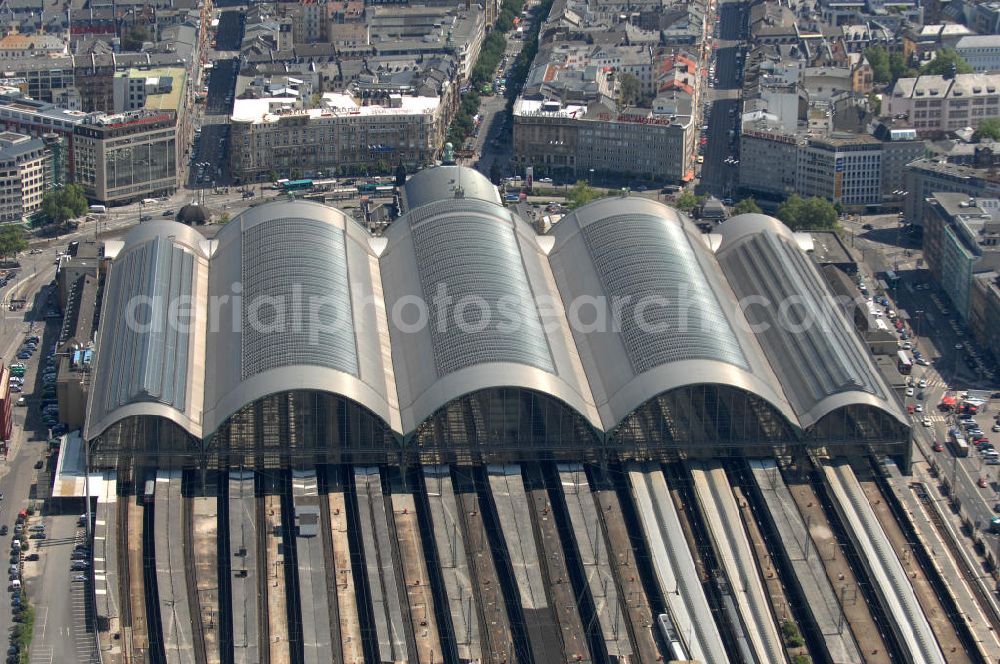 Frankfurt am Main from above - Blick auf den Frankfurter Hauptbahnhof , dem größten Kopfbahnhof der Deutschen Bahn. View of the main train station, the largest terminal station of the Deutsche Bahn.