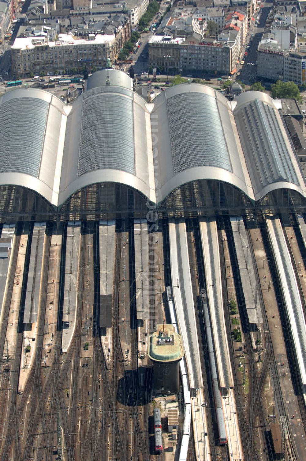 Frankfurt am Main from the bird's eye view: Blick auf den Frankfurter Hauptbahnhof , dem größten Kopfbahnhof der Deutschen Bahn. View of the main train station, the largest terminal station of the Deutsche Bahn.