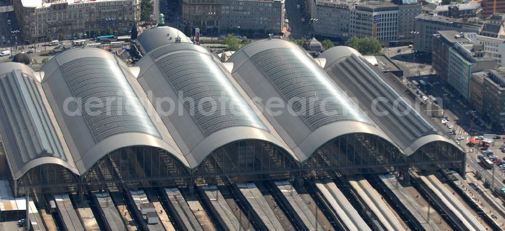 Aerial photograph Frankfurt am Main - Blick auf den Frankfurter Hauptbahnhof , dem größten Kopfbahnhof der Deutschen Bahn. View of the main train station, the largest terminal station of the Deutsche Bahn.