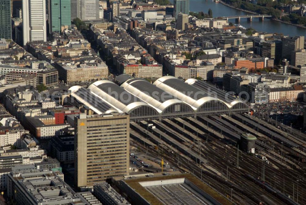 Frankfurt am Main from above - Blick auf den Hauptbahnhof in Frankfurt am Main. Davor befindet sich eine Geschäftsstelle der Commerzbank AG in der Mainzer Landstraße 151 in 60327 Frankfurt - Tel.: 069/13647272