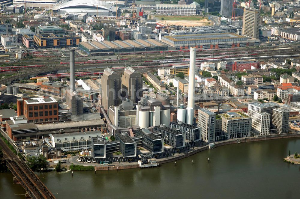 Frankfurt am Main from above - Das Heizkraftwerk West am Mainufer des Westhafens mit seinen 1989 fertiggestellten Blöcken 2 und 3 bildet bis heute die Grundlage der Frankfurter Stromversorgung.